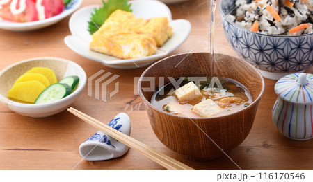 お味噌汁 朝食イメージ 116170546