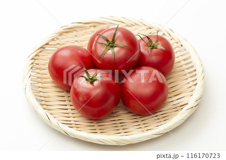 笊にのったトマト　白バック 116170723