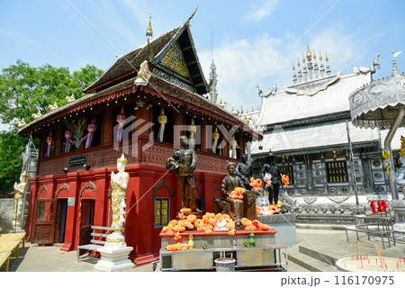 タイチェンマイにある銀の寺として有名なワット・シースパンの美しい風景 タイチェンマイにある銀の寺として有名なワット・シースパンの美しい風景 116170975