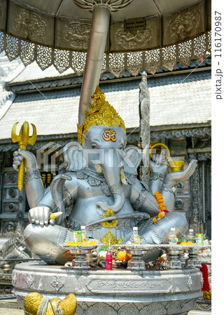 タイチェンマイにある銀の寺として有名なワット・シースパンの美しい風景 タイチェンマイにある銀の寺として有名なワット・シースパンの美しい風景 116170987