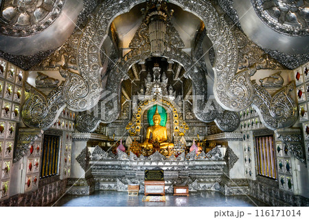 タイチェンマイにある銀の寺として有名なワット・シースパンの美しい風景 116171014