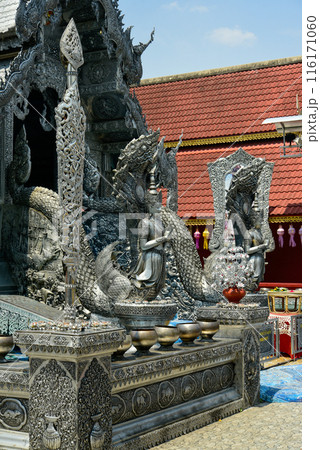 タイチェンマイにある銀の寺として有名なワット・シースパンの美しい風景 タイチェンマイにある銀の寺として有名なワット・シースパンの美しい風景 116171060