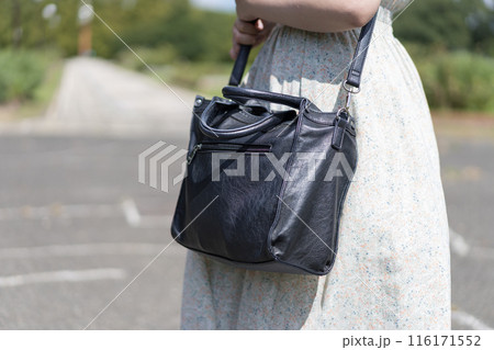 ショルダーバックを下げた若い女性 116171552