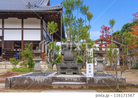 大徳寺塔頭　総見院　茶筅塚と本堂 116171567