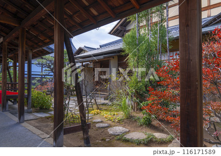 大徳寺塔頭　総見院　信長公木像を運んだ輿がある回廊 116171589