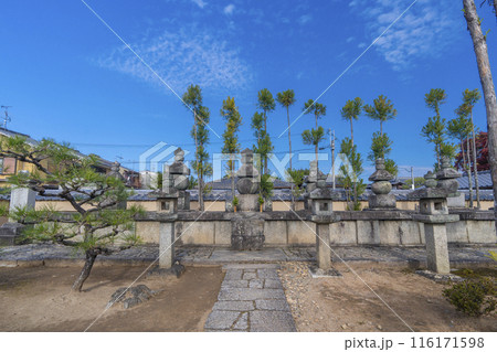 大徳寺塔頭　総見院　織田家供養塔 116171598