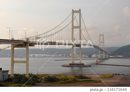 白鳥大橋展望台から眺める日没前の風景（北海道室蘭市） 116171648
