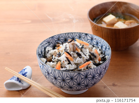 ひじきご飯とお味噌汁 116171754