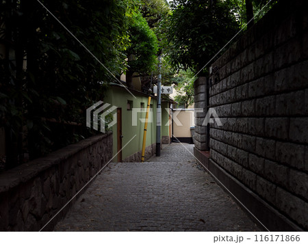 東京　神楽坂の路地裏の風景 116171866