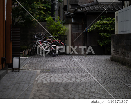 東京　神楽坂の路地裏の風景 116171897