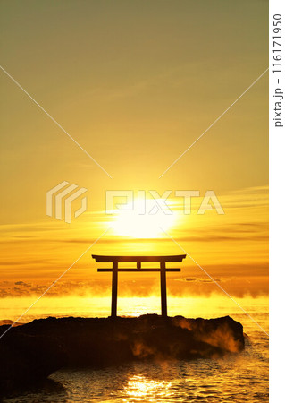 茨城県　大洗磯前神社からの初日の出と気嵐 116171950