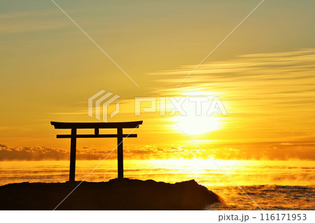 茨城県　大洗磯前神社からの初日の出と気嵐 116171953