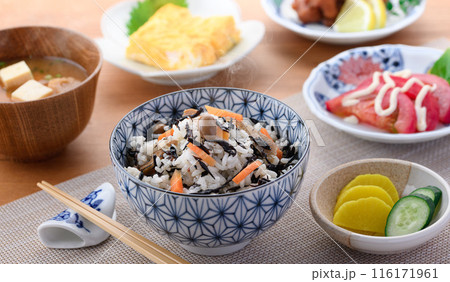 日本の朝食イメージ ひじきご飯とお味噌汁とおかず 116171961