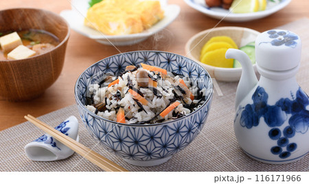 日本の朝食イメージ ひじきご飯とお味噌汁とおかず 116171966