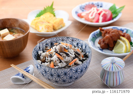 日本の朝食イメージ ひじきご飯とお味噌汁とおかず 116171970