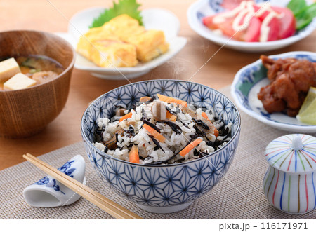 日本の朝食イメージ ひじきご飯とお味噌汁とおかず 116171971