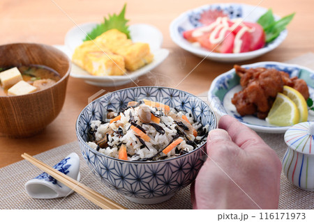 日本の朝食イメージ ひじきご飯とお味噌汁とおかず 116171973