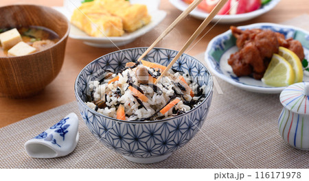 日本の朝食イメージ ひじきご飯とお味噌汁とおかず 日本の朝食イメージ ひじきご飯とお味噌汁とおかず 116171978
