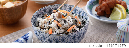 日本の朝食イメージ ひじきご飯とお味噌汁とおかず 116171979
