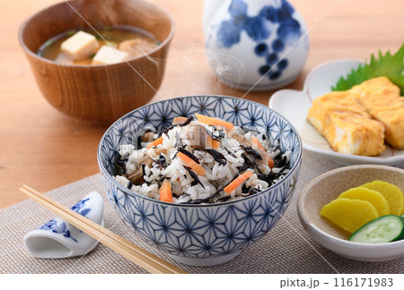 日本の朝食イメージ ひじきご飯とお味噌汁とおかず 日本の朝食イメージ ひじきご飯とお味噌汁とおかず 116171983