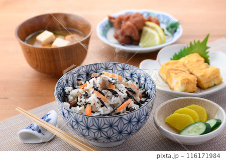 日本の朝食イメージ ひじきご飯とお味噌汁とおかず 日本の朝食イメージ ひじきご飯とお味噌汁とおかず 116171984