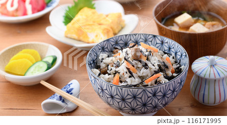 日本の朝食イメージ ひじきご飯とお味噌汁とおかず 116171995
