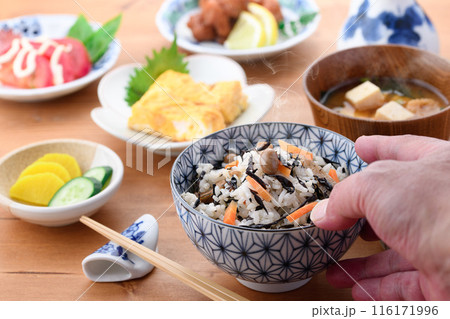 日本の朝食イメージ ひじきご飯とお味噌汁とおかず 日本の朝食イメージ ひじきご飯とお味噌汁とおかず 116171996
