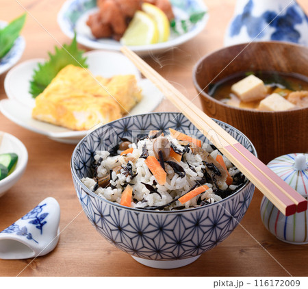 日本の朝食イメージ ひじきご飯とお味噌汁とおかず 116172009