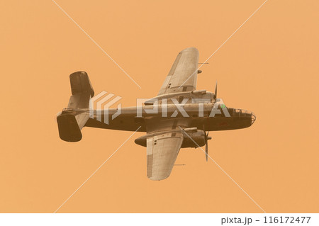夕暮れのノースアメリカンB-25Jミッチェル爆撃機 夕暮れのノースアメリカンB-25Jミッチェル爆撃機 116172477