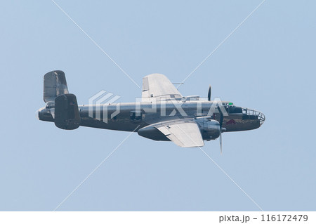 飛行するノースアメリカンB-25Jミッチェル爆撃機 116172479