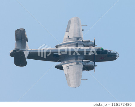 飛行するノースアメリカンB-25Jミッチェル爆撃機 116172480