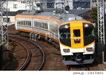 近鉄京都線を行く近鉄特急（12410系サニーカー：京都⇔近鉄奈良） 116172652