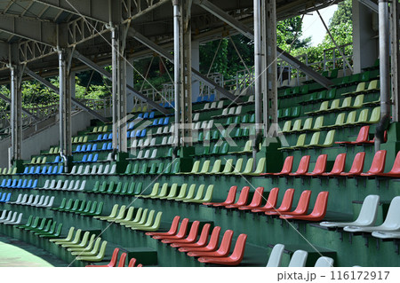 誰もいない競技場のスタンド、カラフルな遊具 116172917