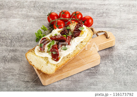 Bruschetta with strachatella and dry tomato 116173792