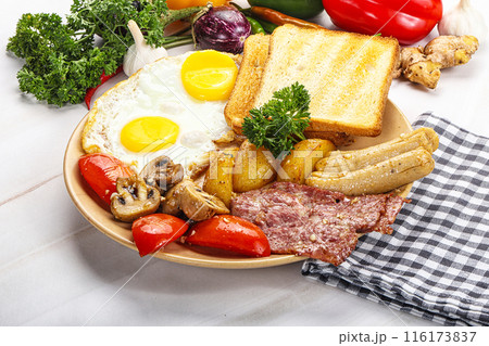 English breakfast with toast, egg and sausages 116173837