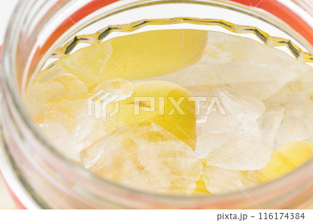 手作り完熟梅酒のクローズアップ 116174384