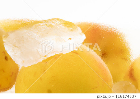 手作り完熟梅酒のクローズアップ背景 116174537