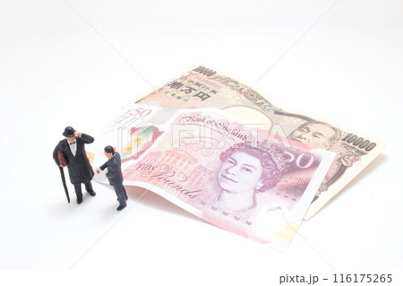 businessmen figure of Exchange rate with bank note 116175265