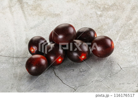 Raw ripe black kumato tomato Raw ripe black kumato tomato 116176517