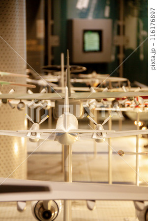 真後ろから見た飛行機の模型 116176897