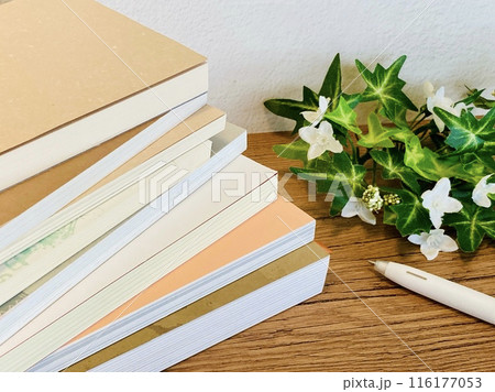 積み重なった本とアイビー 116177053