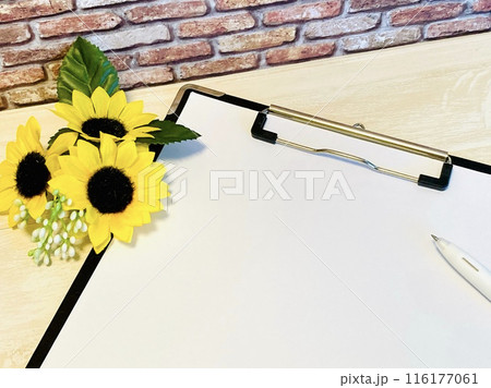 ひまわりとクリップボード 116177061
