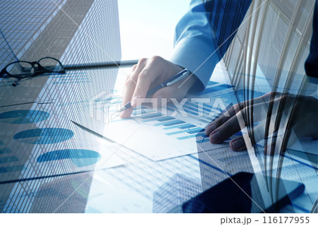 成功する経営戦略のイメージ。革新的な解決策を生み出す経営者。レポートを分析するアナリスト。多数のレポ 116177955