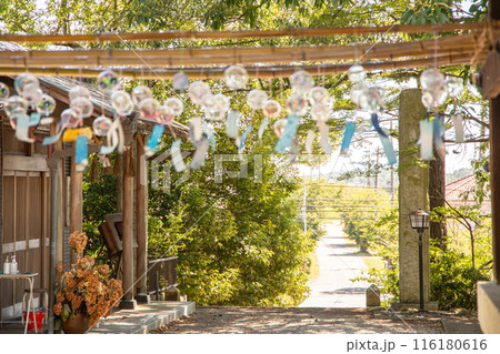 神社にある風鈴と夏小径 116180616