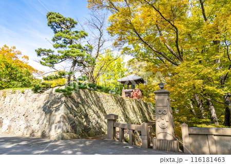上田城跡公園　二の丸橋　二の丸東虎口　二の丸跡　けやき並木遊歩道　上田丸子電鉄真田傍陽線　公園前駅 116181463