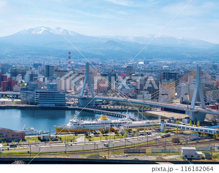 青森港と八甲田山（青森県青森市） 116182064