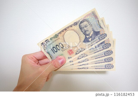 2024年7月3日に発行された新千円札を持つ人の手 2024年7月3日に発行された新千円札を持つ人の手 116182453