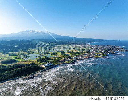 早朝の鳥海山と九十九島（秋田県にかほ市） 116182631