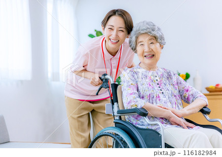 食事をする介護士と老人 116182984