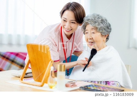 介護士とシニア女性 116183009